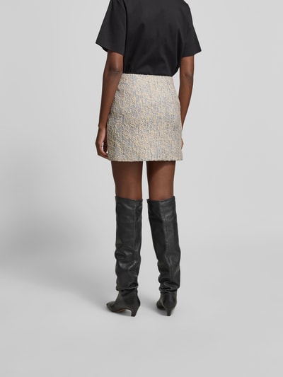 Frauenmodel trägt Minirock mit Viskose-Anteil von Iro im Material-Mix, gerade Passform, Minilänge, Rückansicht, Gesamtlänge 41 cm, Bundweite 38 cm.