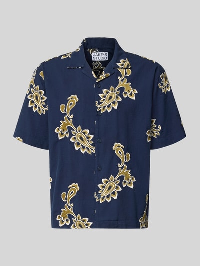 Produktfoto, Regular Fit Freizeithemd mit Stitchings und Reverskragen von Jake*s, mieszanka bawełny z dodatkiem streczu, wzór na całej powierzchni, krój regular fit, hafty, kołnierz z połami, rękaw o dł. 1/2, długość tyłu w rozmiarze M: 68 cm, szerokość w rozmiarze M: 46 cm, długość rękawów w rozmiarze M: 28 cm
