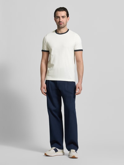 Męski model nosi Slim Fit T-Shirt mit Rundhalsausschnitt von MCNEAL, bawełna, krój slim fit, krótki rękaw, długość pleców 70 cm, całopostaciowy widok z przodu