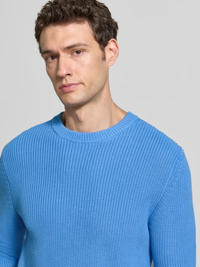Männermodel trägt Regular Fit Strickpullover aus reiner Baumwolle von MCNEAL in Hellblau, Nahaufnahme Oberkörper, Rundhalsausschnitt, elastische Abschlüsse.