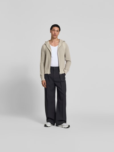 Männermodel trägt Strickjacke im Used-Look von WON HUNDRED aus reiner Baumwolle, Regular-Fit, Kapuze, Reißverschluss, Ganzkörperansicht von vorne.