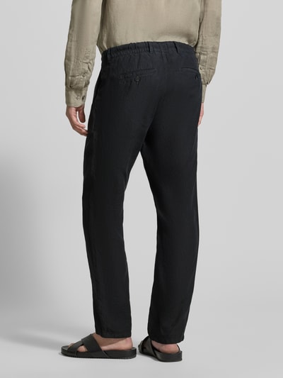 Männermodel trägt Straight Fit Leinenhose mit Tunnelzug von Brax, unifarben, reines Leinen, Ganzkörperansicht Rückansicht.