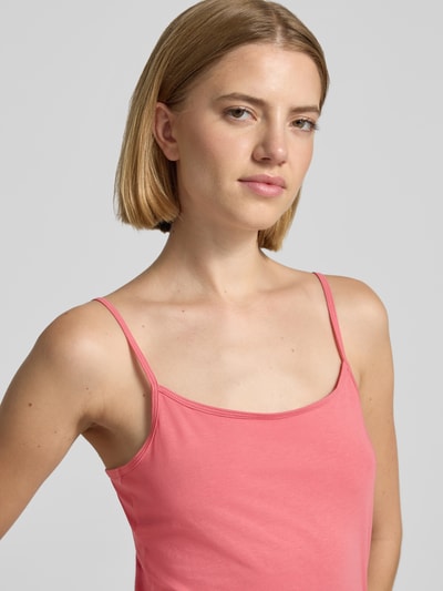 Kobieta nosi Slim Fit Top aus Baumwoll-Mix od s.Oliver RED LABEL w kolorze różowym, gładka tekstura, zbliżenie na górę ciała