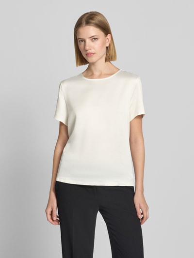 Vrouwenmodel draagt Regular Fit T-Shirt uit satijn van Christian Berg Woman Selection in crème, met ronde hals en korte mouwen, vooraanzicht volledige lichaam.