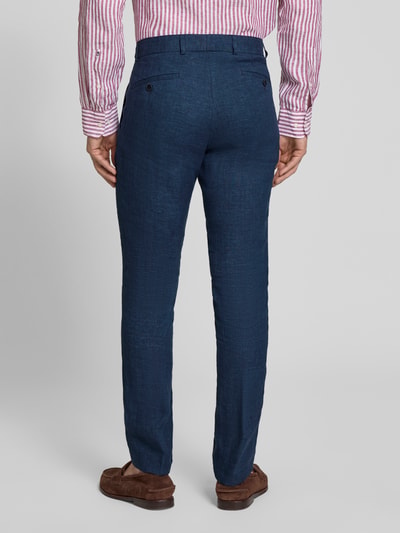 Männermodel trägt Leinenhose mit französischen steekzakken Modell 'Tomte' van Carl Gross, straight fit, marineblauw, achteraanzicht, detailopname.
