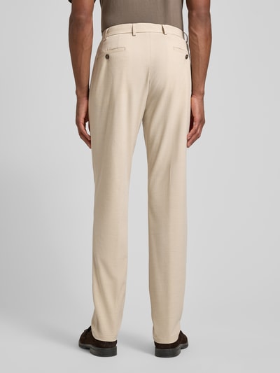 Männermodel trägt Slim Fit Hose mit Tunnelzug von DIGEL in Beige, glatte Textur, Eingrifftaschen, Material-Mix, Ganzkörperansicht Rückansicht.