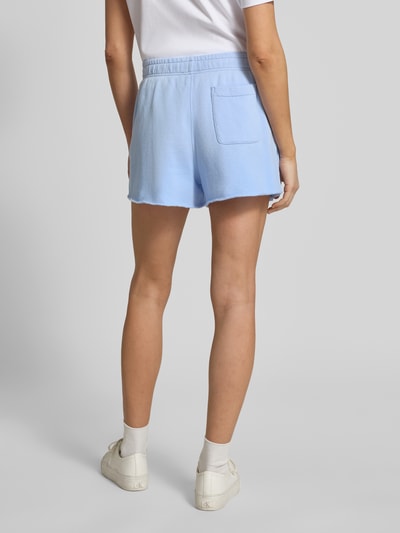 Frauenmodel trägt Regular Fit Sweatshorts aus Baumwoll-Mix von Polo Ralph Lauren in Optik: Unifarben, Logo-Stitching, Cropped, Sweat, Gesäßtasche, Rückansicht, Ganzkörperansicht.