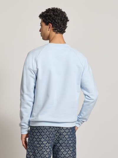 Męski model nosi Sweatshirt mit Label-Stitching od adidas Originals, jasnoniebieski, bawełniany, luźny krój, całkowity widok z tyłu.