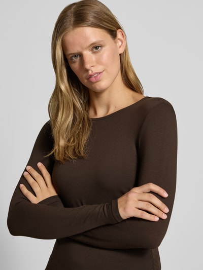 Frauenmodel trägt Regular Fit Langarmshirt aus Baumwoll-Mix Modell 'MIRA' von ONLY, dunkelbraun, glatte Textur, Nahaufnahme Oberkörper, Damen Langarmshirt von ONLY.