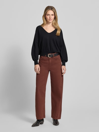 Modelka nosi czarny Sweter z dzianiny z mieszanki bawełny i kaszmiru, krój relaxed fit, dekolt w serek, Drykorn, Model 'RISORY', długość tyłu w rozmiarze S: 53 cm, długość rękawów: 48 cm, pełny widok z przodu