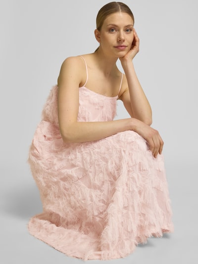 Frauenmodel trägt Midikleid mit Fransen Modell 'MYLINE' von Selected Femme, Optik: Unifarben, Passform: Regular-Fit, Midi-Länge, Karree-Ausschnitt, Fransen-Applikation, Trägerform: verstellbare Spaghettiträger, Ganzkörperansicht von vorne.