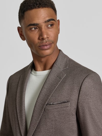 Mężczyzna model nosi Regular Fit Anzug mit Viskose-Anteil Modell 'Ponza' von CINQUE, elastyczna mieszanka materiałów, Kołnierz z połami, kieszenie z patką, listwa z 2 guzikami, struktura materiału widoczna, stonowany kolor, Nahaufnahme górnej części ciała.