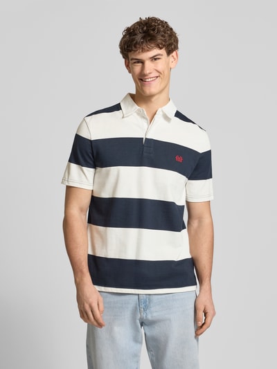 Männermodel trägt Regular Fit Poloshirt mit Rugby-Streifen und Logo-Bestickung von REVIEW, reine Baumwolle, marineblau-weiß, Ganzkörperansicht von vorne.