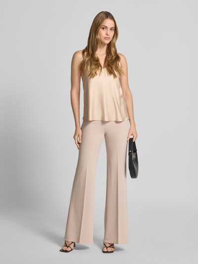 Frauenmodel trägt Top mit V-Ausschnitt und Spaghettiträgern von Rinascimento in Satin, Loose Fit, beige, Ganzkörperansicht von vorne.