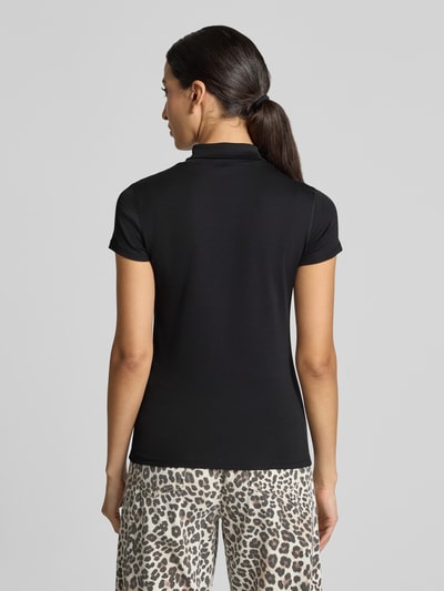 Frauenmodel trägt Slim Fit T-Shirt mit hochschließendem Polokragen von Marc Cain in Schwarz, Baumwoll-Elasthan-Mix, Ganzkörperansicht Rückansicht.