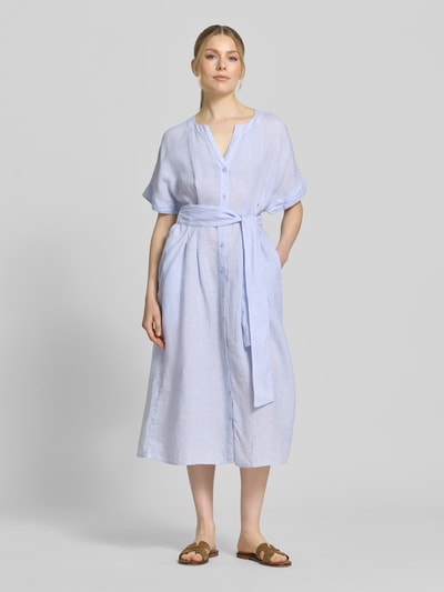 Vrouwenmodel draagt Hemdblusenkleid aus Leinen mit Bindegürtel van Christian Berg Woman Selection in lichtblauw, midi-jurk met V-hals, knoopsluiting, strikceintuur, ruglengte maat 36: 116 cm, borstwijdte maat 36: 45 cm, mouwlengte maat 36: 31 cm, Ganzkörperansicht van voren.
