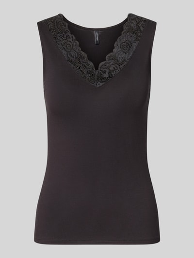 Produktfoto, schwarzes Regular Fit Top aus Viskose-Mix Modell 'ROSA' von VERO MODA, Spitzenbesatz am V-Ausschnitt, glatte Textur. Damen Top von VERO MODA