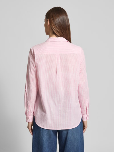 Frauenmodel trägt Regular Fit Bluse mit V-Ausschnitt und Brusttaschen von Christian Berg Woman in rosa-weißem Streifenmuster, Reine Baumwolle, Hemdblusenkragen, Rückenlänge 74 cm, Ärmellänge 58 cm, Ganzkörperansicht Rückansicht.
