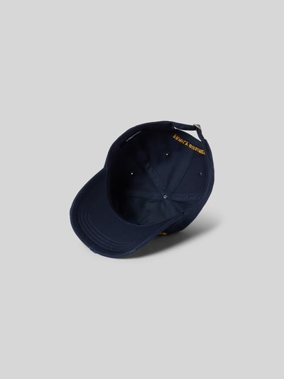 Produktfoto, Base Cap mit Logo-Stitching von Dsquared2 aus reiner Baumwolle, dunkelblau, gelbes Statement-Stitching, gebogener Schirm, Strapback-Verschluss