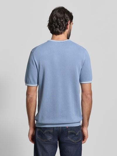 Männermodel trägt Regular Fit T-Shirt in Strick-Optik von Christian Berg Men, hellblau, Rundhalsausschnitt, Rückansicht, Ganzkörperansicht.