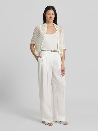 Frauenmodel trägt Relaxed Fit Cardigan aus Viskose-Mix mit Baumwoll-Anteil von s.Oliver BLACK LABEL, Optik: Unifarben, Struktur, Materialverarbeitung: Ajour-Strick, Ganzkörperansicht von vorne.