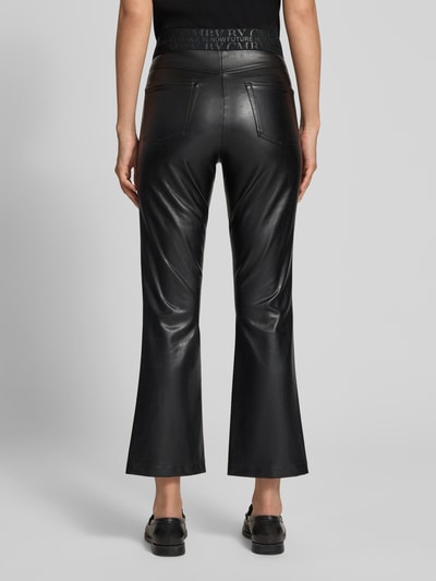 Vrouwenmodel draagt Slim Fit Kunstlederhose in gladdleder-optiek model 'FELICE' van CAMBIO, zwarte kleur, gladde textuur, volledige lichaamsweergave achteraan, Dames Leder- / Kunstlederhose context.