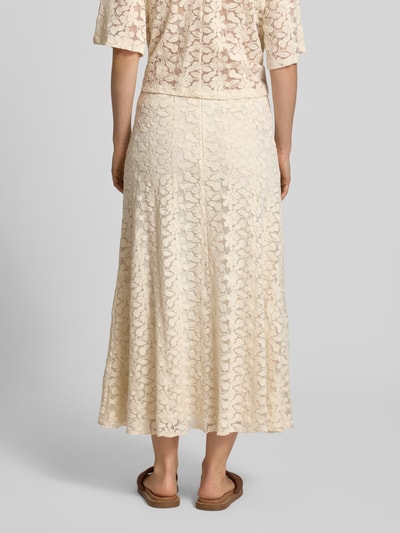 Vrouwenmodel draagt midirok im allover-look van Jake*s Collection, katoenmix, A-lijn, stitchings, totale lengte 83 cm, bandwijdte 37 cm, geheel lichaamsaanzicht achteraan.