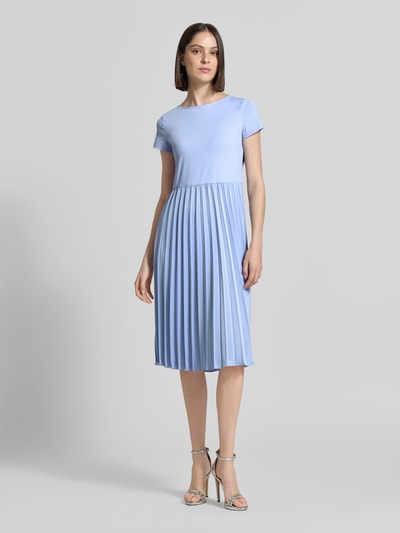 Frauenmodel trägt Midikleid in Plissee-Optik von Christian Berg Woman Selection in Hellblau, Elastischer-Material-Mix, Taillierte Passform, Rundhalsausschnitt, Kurzärmelig, weiches Gewebe, Rückenlänge 108 cm, Brustweite 42 cm, Ärmellänge 15 cm, Ganzkörperansicht von vorne.