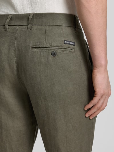 Mannenmodel draagt Leinenhose Modell 'OSBY JOGGER PLEATS' van Marc O'Polo, look: effen, pasvorm: tapered fit, materiaal: linnen, detailopname rug.
