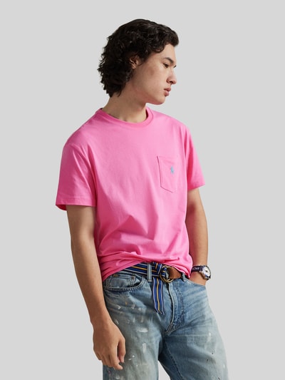 Männermodel trägt Regular Fit T-Shirt aus reiner Baumwolle van Polo Ralph Lauren, unicolor, logo-stitching, ronde hals, korte mouw, jersey, heren, Ganzkörperansicht von vorne.