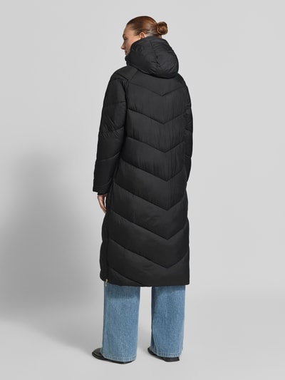 Vrouwenmodel draagt zwarte gewatteerde mantel met capuchon Relaxed Fit Steppmantel mit Kapuze van JOOP!, Dames, volledige achteraanzicht.