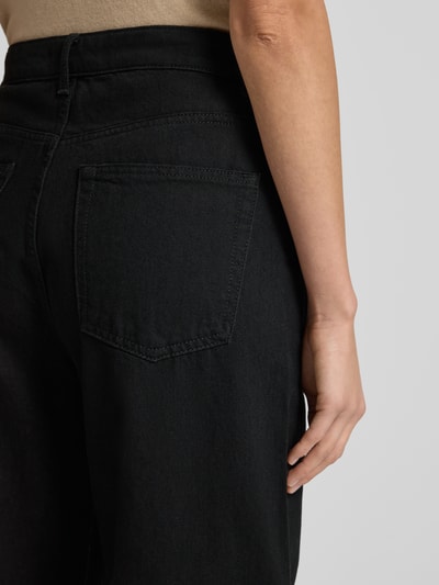 Frauenmodel trägt Barrel Jeans mit 5-Pocket-Design Modell 'CAROL' von Mango aus reiner Baumwolle, schwarze Farbe, Detailaufnahme Rückansicht