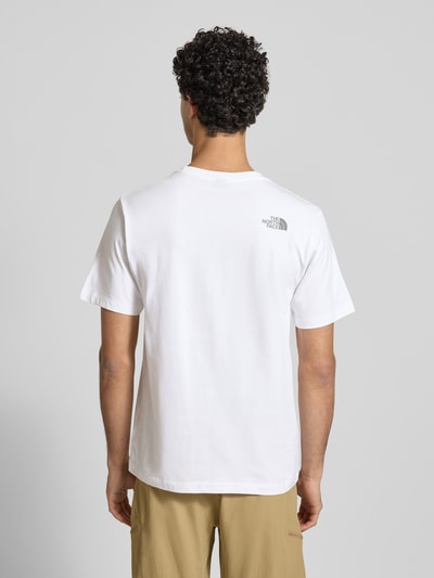 Männermodel trägt Regular Fit T-Shirt aus reiner Baumwolle Modell 'MOUNTAIN LINE' von The North Face, weiß, Rückenansicht, Ganzkörperansicht Rückansicht