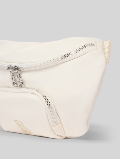 Produktfoto, cremefarbene Handtasche mit Label-Detail Modell 'verbier play 1.0 janica' von BOGNER, Zweiwege-Reißverschluss, verstellbarer Schulterriemen, Maße 28 x 16 x 4 cm, Länge Schulterriemen 72 cm, glatte Struktur
