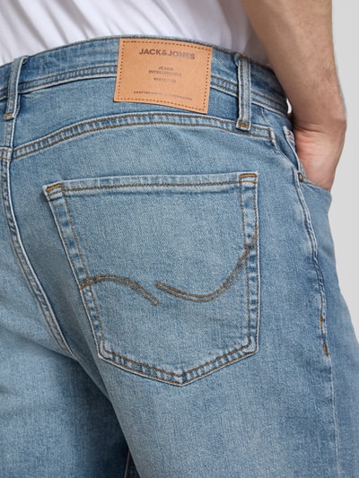 Männermodel trägt Relaxed Fit Jeansshorts Modell 'TONY' von Jack & Jones, hellblauer Baumwoll-Elasthan-Mix, Detailaufnahme Rückansicht.