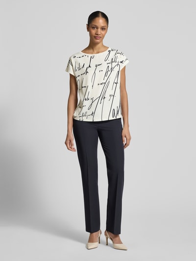 Frauenmodel trägt Relaxed Fit T-Shirt aus Baumwoll-Mix von s.Oliver BLACK LABEL, Allover-Muster vorne, unifarben hinten, Ganzkörperansicht von vorne