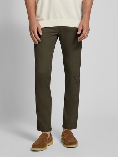 Männermodel trägt Slim Fit Chino aus Baumwoll-Mix von bugatti in Olivgrün, klassische Form, Nahaufnahme Unterkörper, elastischer Stoff, KI-modifiziertes Bild. Gesäßtaschen, Münztasche und Verschluss sichtbar, für Herren, Kontext: Bundweite 41 cm, Innenbeinlänge 81 cm.