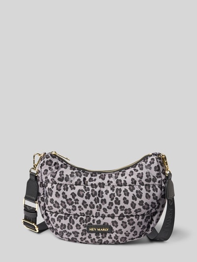 Produktfoto, Bauchtasche mit Steppnähten Modell 'Lifetime Buddy' von Hey Marly im Allover-Leo-Muster, Label-Patch, Reißverschluss, abnehmbarer Schulterriemen, graue und schwarze Farbtöne, strukturierte Oberfläche, Maße: 26x20x8 cm, Schulterriemen 94 cm.