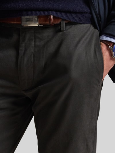Männermodel trägt Slim Fit Chino aus Baumwoll-Mix von Polo Ralph Lauren in Unifarbe mit Label Stitching und Gürtelschlaufen, Nahaufnahme Oberkörper.