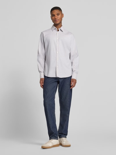 Männermodel trägt Regular Fit Freizeithemd aus Baumwoll-Mix Modell 'RELEGANT_6_M' von BOSS Orange, unifarben, gepunktet, Ganzkörperansicht von vorne.