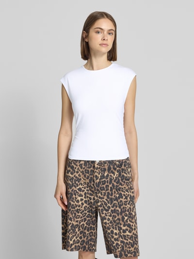 Frauenmodel trägt Slim Fit T-Shirt aus Baumwoll-Mix Modell 'MIRA' von Only, unifarben weiß, Jersey, Rundhals, Ganzkörperansicht von vorne.