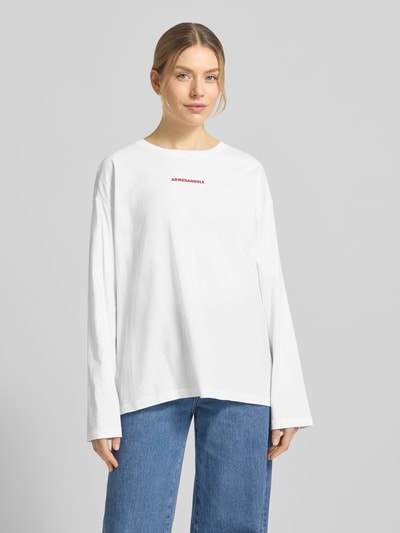 Frauenmodel trägt Oversized Langarmshirt aus reiner Baumwolle Modell 'FIETAA SMILE' von Armedangels, Optik: Unifarben, Feinripp, Ganzkörperansicht von vorne.