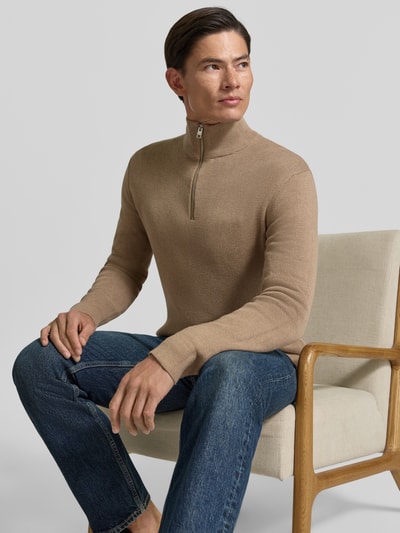 Männermodel trägt Slim Fit Pullover aus reiner Baumwolle Modell 'MILANO' von JACK & JONES Premium in Beige, Strick-Optik, Nahaufnahme Oberkörper.