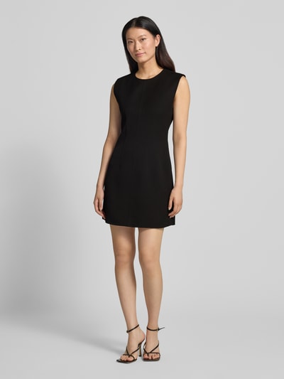 Frauenmodel trägt Minikleid mit Viskose-Anteil von Stefanel, taillierte Passform, ärmellos, schwarze Farbe, Ganzkörperansicht von vorne.