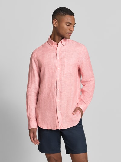 Männermodel trägt Slim Fit Leinenhemd mit Brusttasche von Christian Berg Men in Rosa mit Knopfleiste, Button-Down-Kragen, Ganzkörperansicht von vorne. Shirtspezifische Details: Reines Leinen, Herren, Rückenlänge 79 cm, Schulterbreite 43 cm, Ärmellänge 68 cm, Brusttasche.