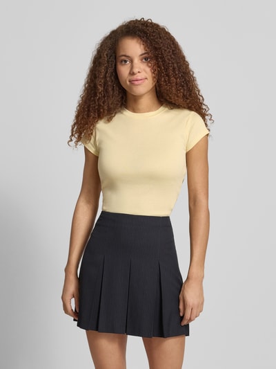 Frauenmodel trägt Damen T-Shirt mit Rundhalsausschnitt Modell 'EVERYDAY' von Topshop, Baumwoll-Mix, Slim Fit, Rückenlänge 54 cm, Ganzkörperansicht von vorne.