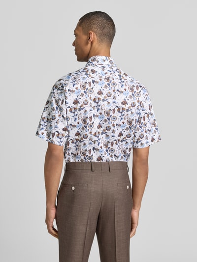 Męski model nosi Regular Fit Business-Hemd mit Kentkragen od ETERNA, bawełna, krój regular fit, widok całej sylwetki z tyłu, długość tyłu 81 cm, szerokość w rozmiarze 40: 45 cm, długość rękawa w rozmiarze 40: 28 cm, koszula biała z kolorowym, kwiatowym wzorem