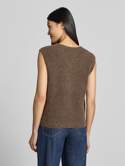 Frauenmodel trägt Regular Fit Cardigan aus elastischem Alpaka-Mix mit Knopfleiste von MOS MOSH in Braun, ärmellos, Grobstrick, Ganzkörperansicht Rückansicht, Rückenlänge bei Größe S 46 cm.