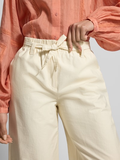 Kobieta nosi Wide Fit Hose aus Baumwoll-Mix von JAKE*S STUDIO WOMAN, elastyczny pas, pasek, kieszenie z tyłu, Szerokość w rozmiarze 36: 38 cm, długość nogawki wewnętrznej 72 cm, jasny beż, krótka faktura, zbliżenie na górną część ciała