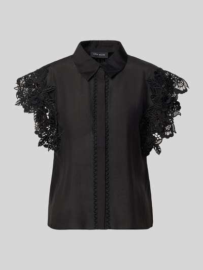 Produktfoto, Regular Fit Bluse mit Spitzenbesatz Modell 'MOLLY' von Copenhagen Muse, schwarzer Material-Mix, verdeckte Knopfleiste, kurzer Ärmel